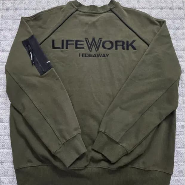 라이프워크 카키색 맨투맨 100