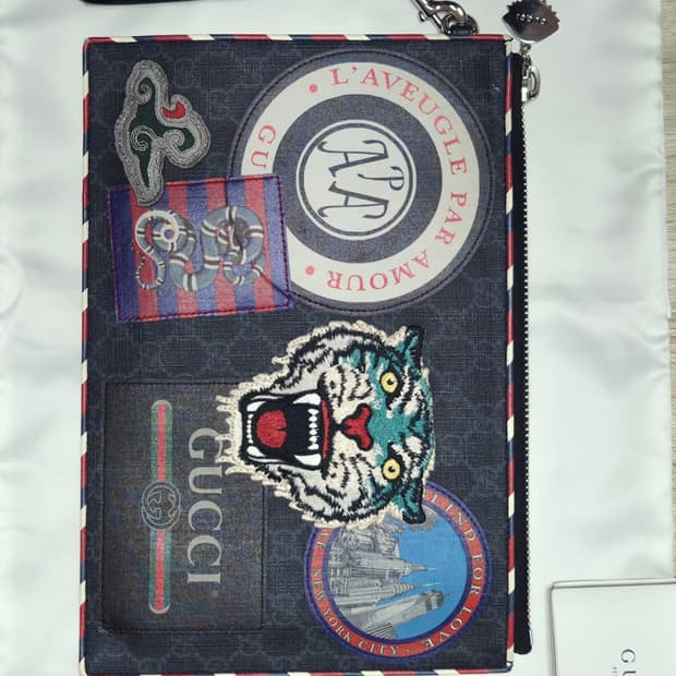 구찌 나이트 쿠리에 GG 수프림 클러치