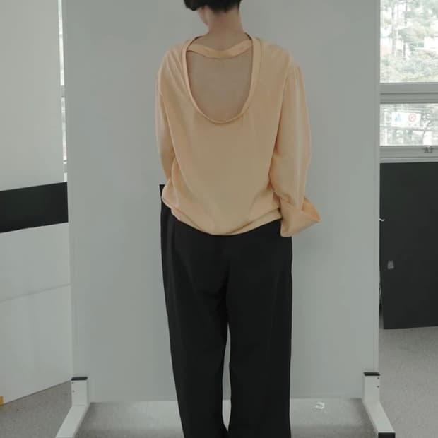 에옹쓰 가든 백리스 블라우스 피치