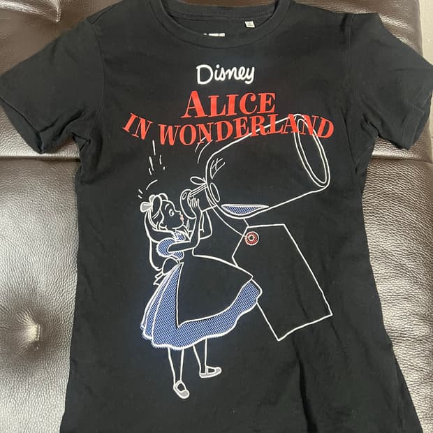 일본 유니클로 이상한나라의앨리스 반팔