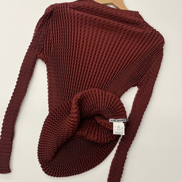 IsseyMiyake 이세이미야케 23FW 모크넥 플리츠 슬리브