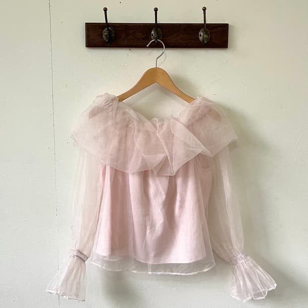 NICE CLAUP 핑크 쉬폰 오픈숄더