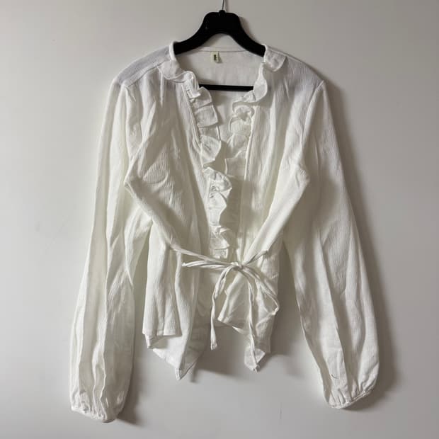 새상품 여자 프릴 블라우스