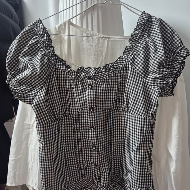 아일렛 오프숄더 T