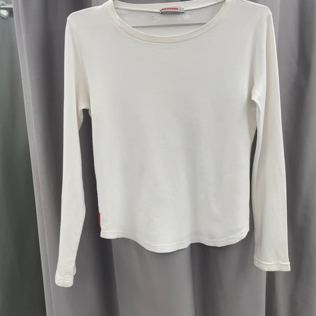 프라다 밑단 라운드 롱슬리브