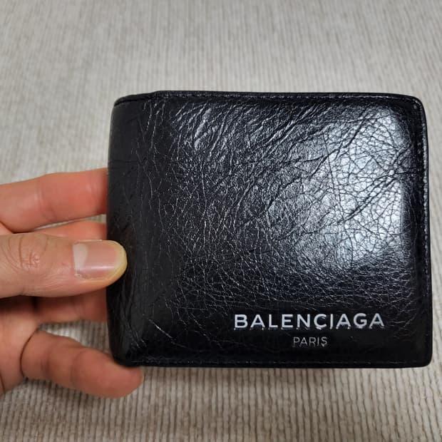 발렌시아가 지갑 팝니다