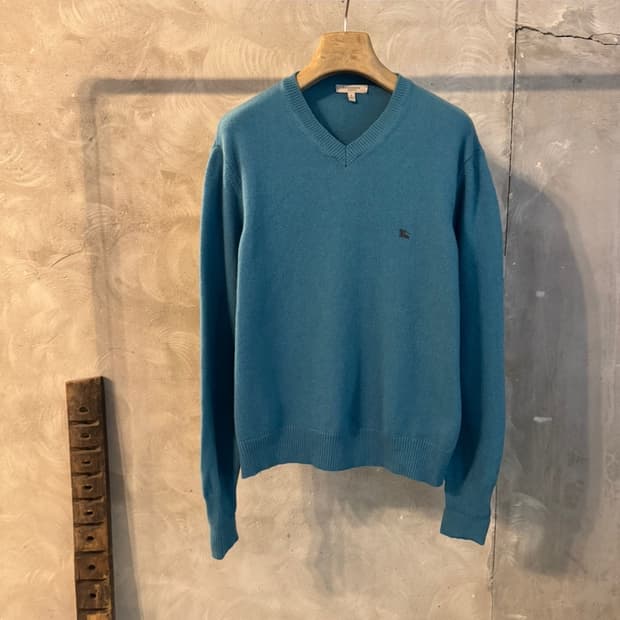 버버리 브이넥 니트 100