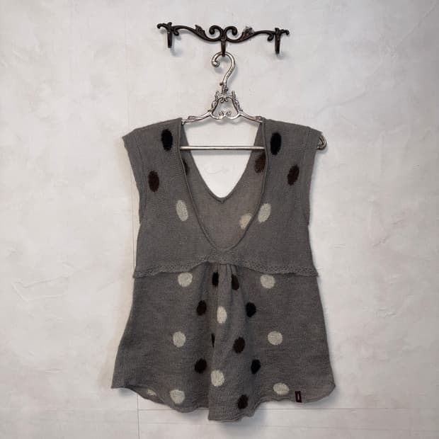 Gray dot shirring flare knit vest