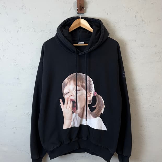 아크메드라비 프린팅 후드티 블랙