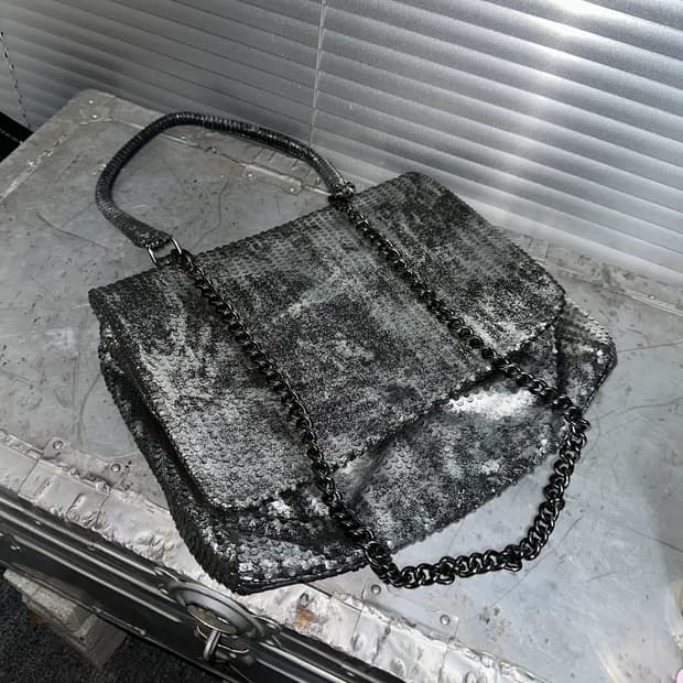 00s 메탈릭 실버 퍼포레이티드 레더 슬라우치 가죽 백