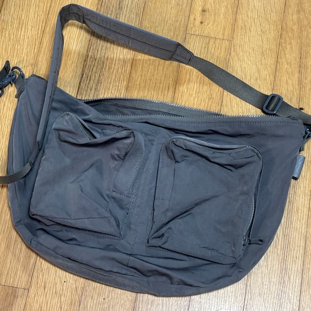 아미아칼바 크로스백 그레이 팝니다