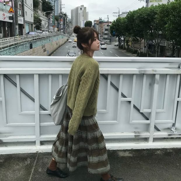 무음 투웨이 버튼 셔링 스커트 브라운