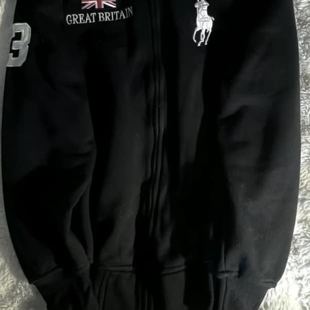 L폴로 사진에 나온 옷 구해요