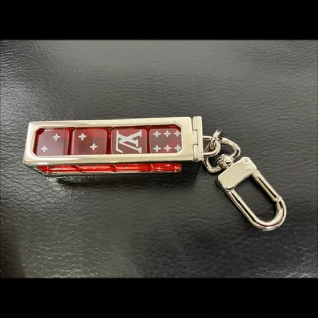 루이비통 슈프림 다이스 키링