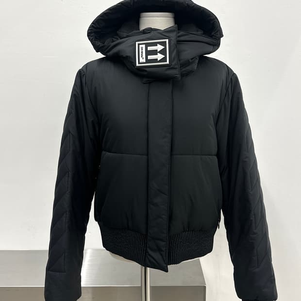 오프화이트 에로우 후드 숏 패딩 