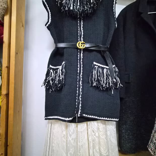 수입 레터링 태슬 니트 집업 베스트아우터. 레이스 샤스커트