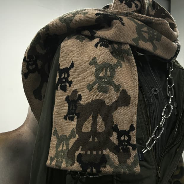 스투시 카모플라쥬 스컬 패턴 머플러