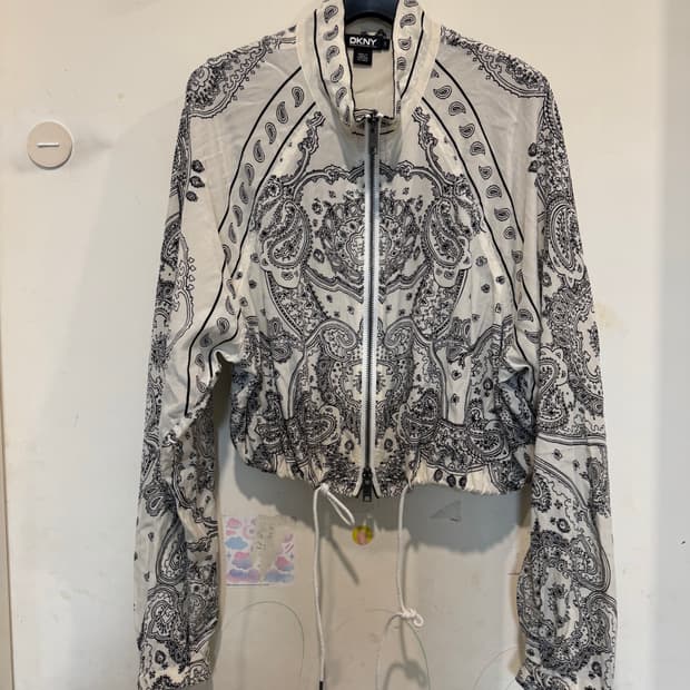 DKNY 반다나 크롭 실크 자켓
