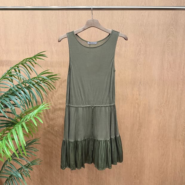 띠어리 럭스 슬리브리스 원피스 하단 티어드 러플 드로스트링 디테일 카키