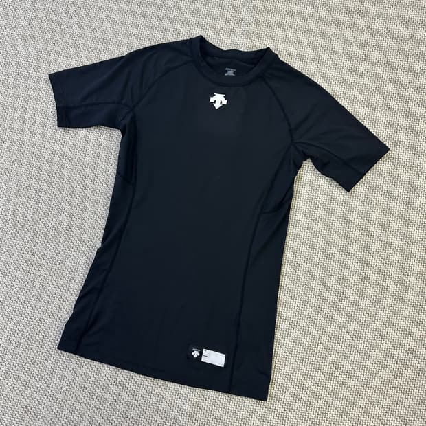 100 데상트 기능성 트레이닝 반팔 티 0420D