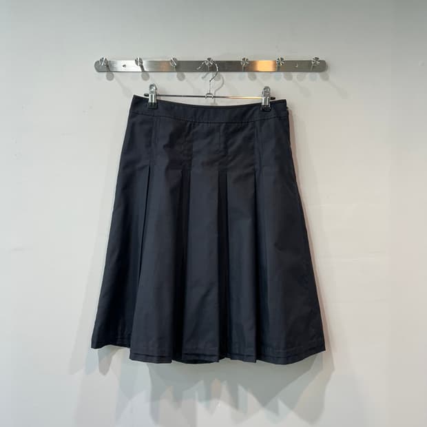 블랙 플리츠 미디 스커트
