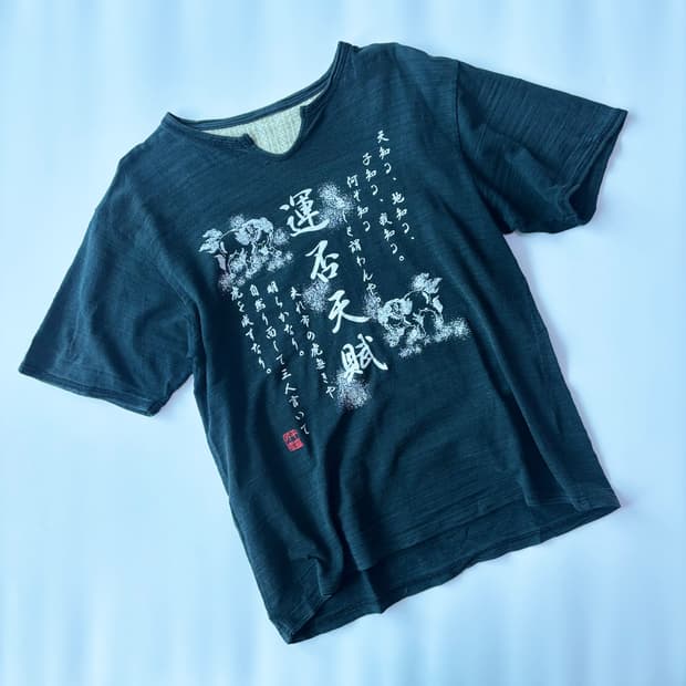 오리엔탈 캘리그라피 슬러브 키홀 넥 티셔츠