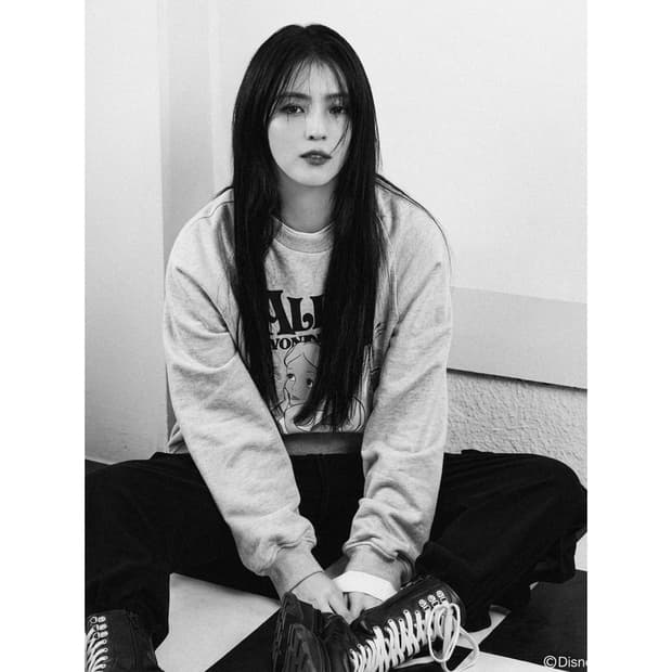 럭키슈에뜨 앨리스 프린트 맨투맨 티셔츠