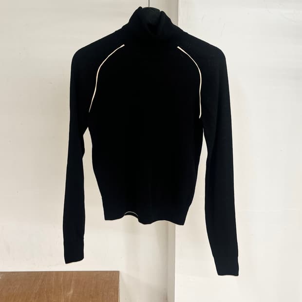 드리스 반 노튼 블랙 하이넥 니트