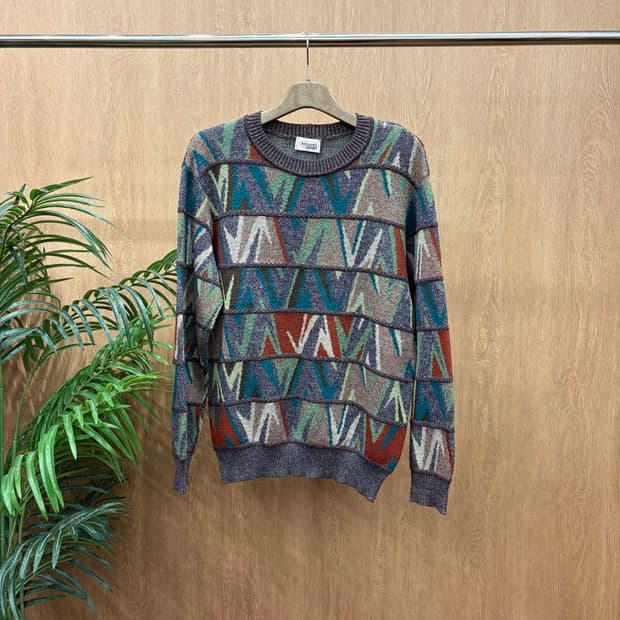 미쏘니 스포츠 니트 V자형 패턴 리브 마감 기하학 디테일 카키