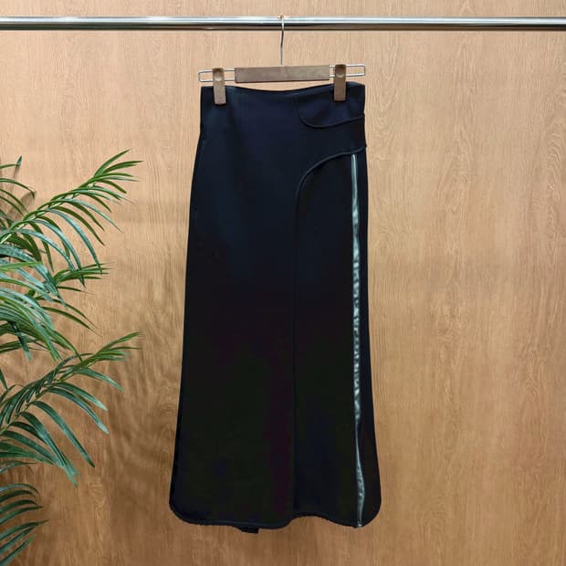 에이톤 롱 스커트 커브드 절개 파이핑 배색 백 슬릿 디테일 슬림핏 블랙