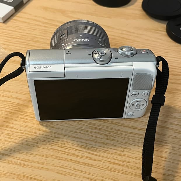 Canon eos m100