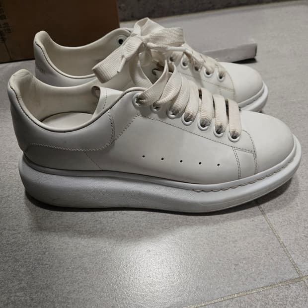 알랙산더 맥퀸 40.5(260) 올화이트 팔아요