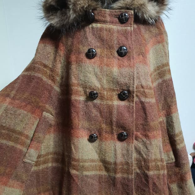 [모리걸] 체크 패턴 후드 퍼 케이프 코트 사와코 코트