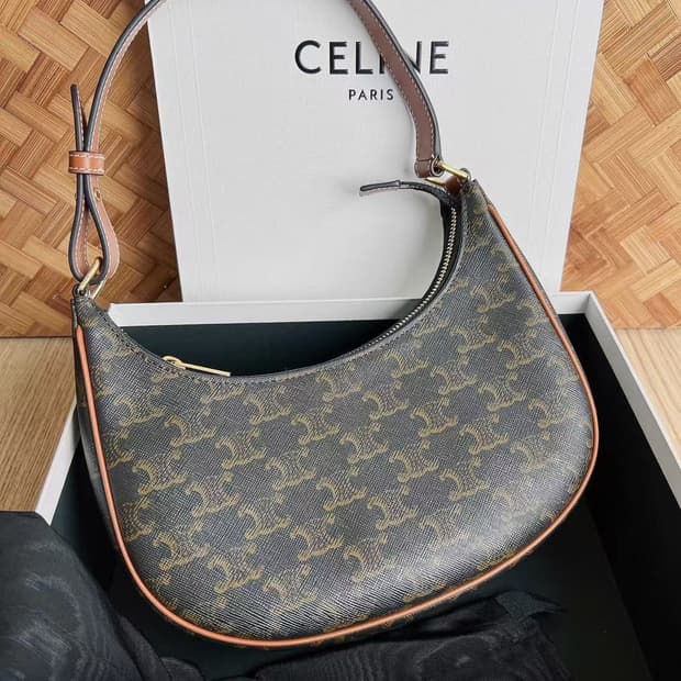 셀린느 트리옹프 캔버스 & 카프스킨 아바백 탄 193952BZJ