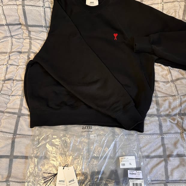 AMI 스몰하트 맨투맨