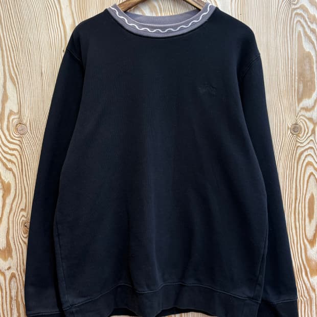 스투시 넥라인 맨투맨