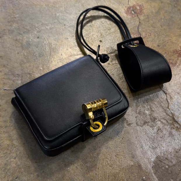 톰포드 커프 레더 미니백