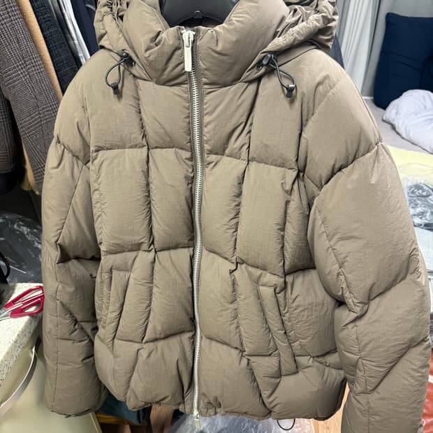 비긴202 Eight Heavy Down 브라운 2사이즈 팔아요.