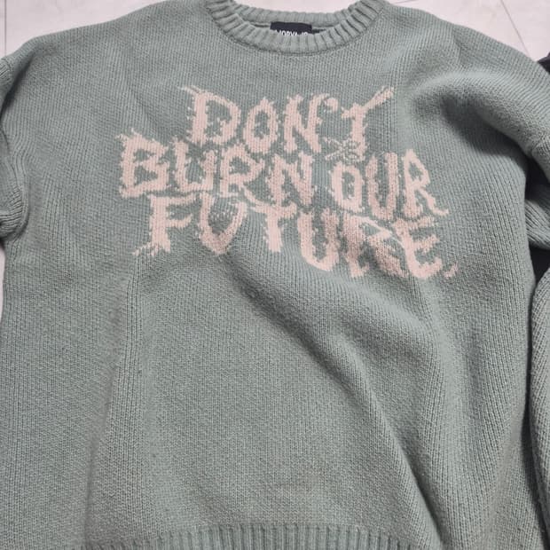 아조바이아조 니트 m 판매합니다