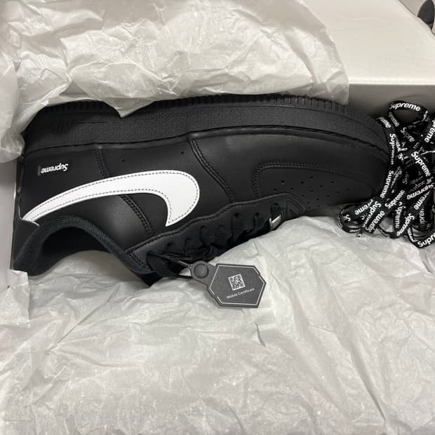 나이키 x 슈프림 에어 포스 1 로우 블랙 (새상품) 270