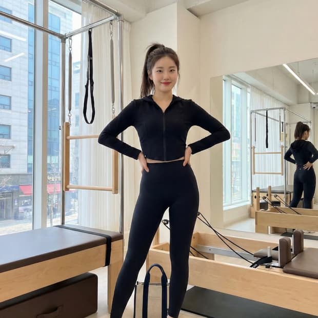 젝시믹스 에센셜 슬림핏 크롭 후드 집업