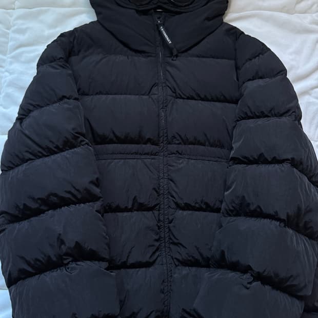 [새상품급]C.P. 컴퍼니 크롬-R 고글 다운 자켓 블랙 - 24FW