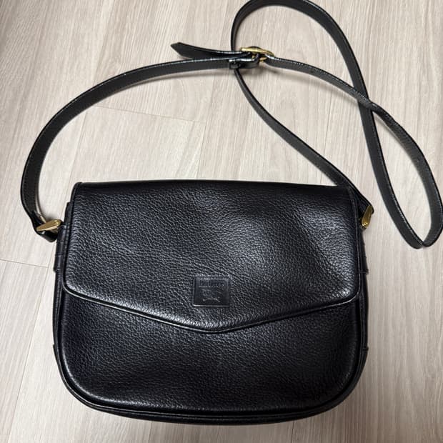 정품 버버리 블랙 가죽 크로스백