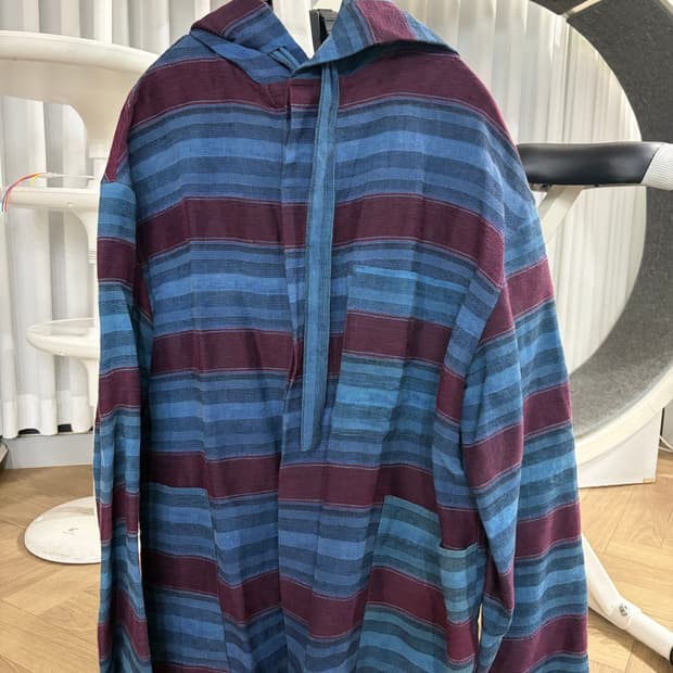 로에베 폴라 이비자 캡슐 컬렉션 블루 버건디 스트라이프 파카