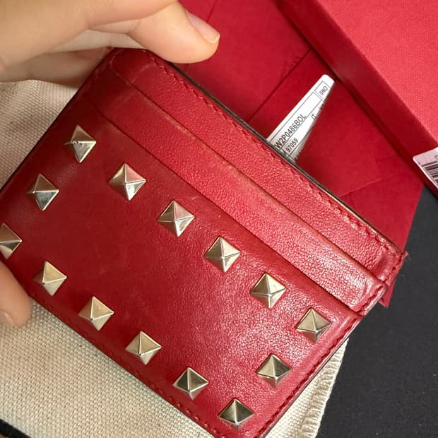 발렌티노 락스터드 카드지갑 레드색상팝니다