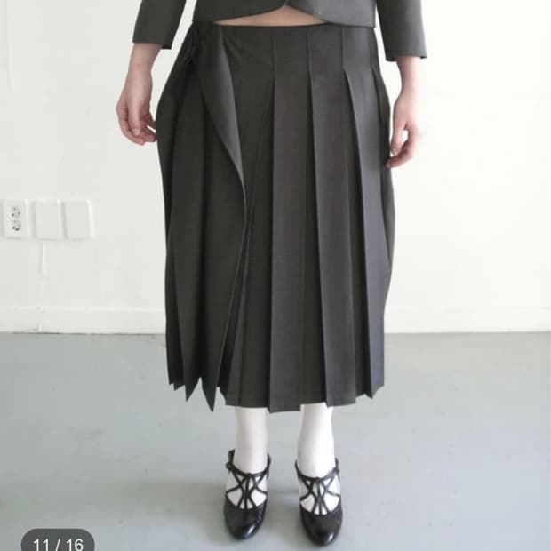 Eonts ffbeat pleats skirt 에옹쓰 플리츠 스커트