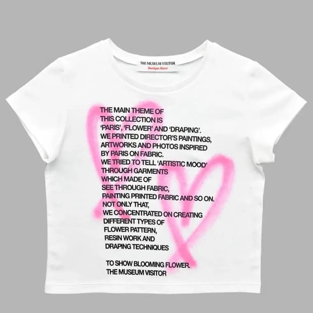 더뮤지엄비지터 CROP HEART SPRAYED T-SHIRT