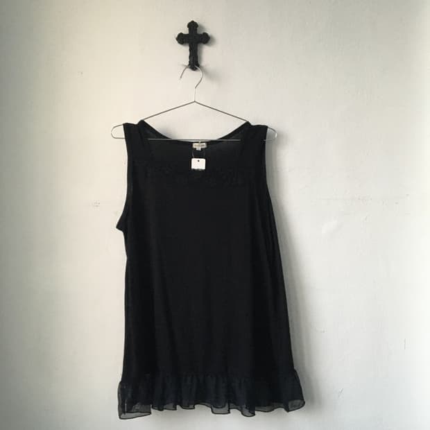 Lace point sleeveless