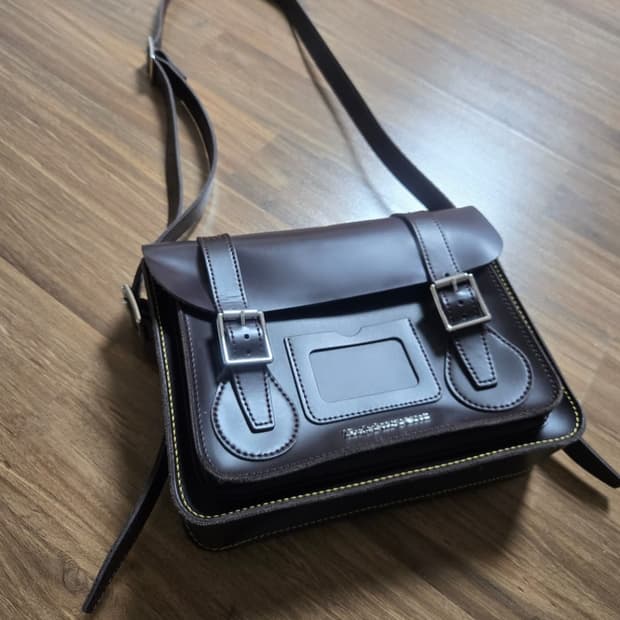 닥터마틴 11인치 비건 사첼 크로스백 - 버건디 [정품]