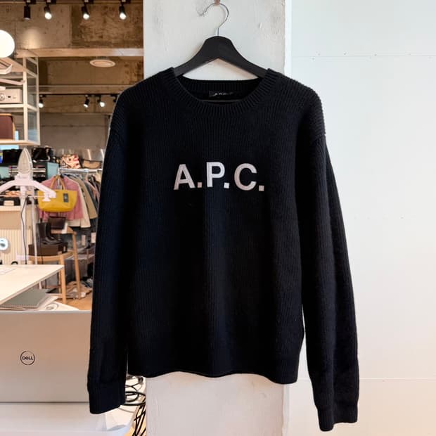 아페쎄 블랙 로고 디테일 크루넥 니트 